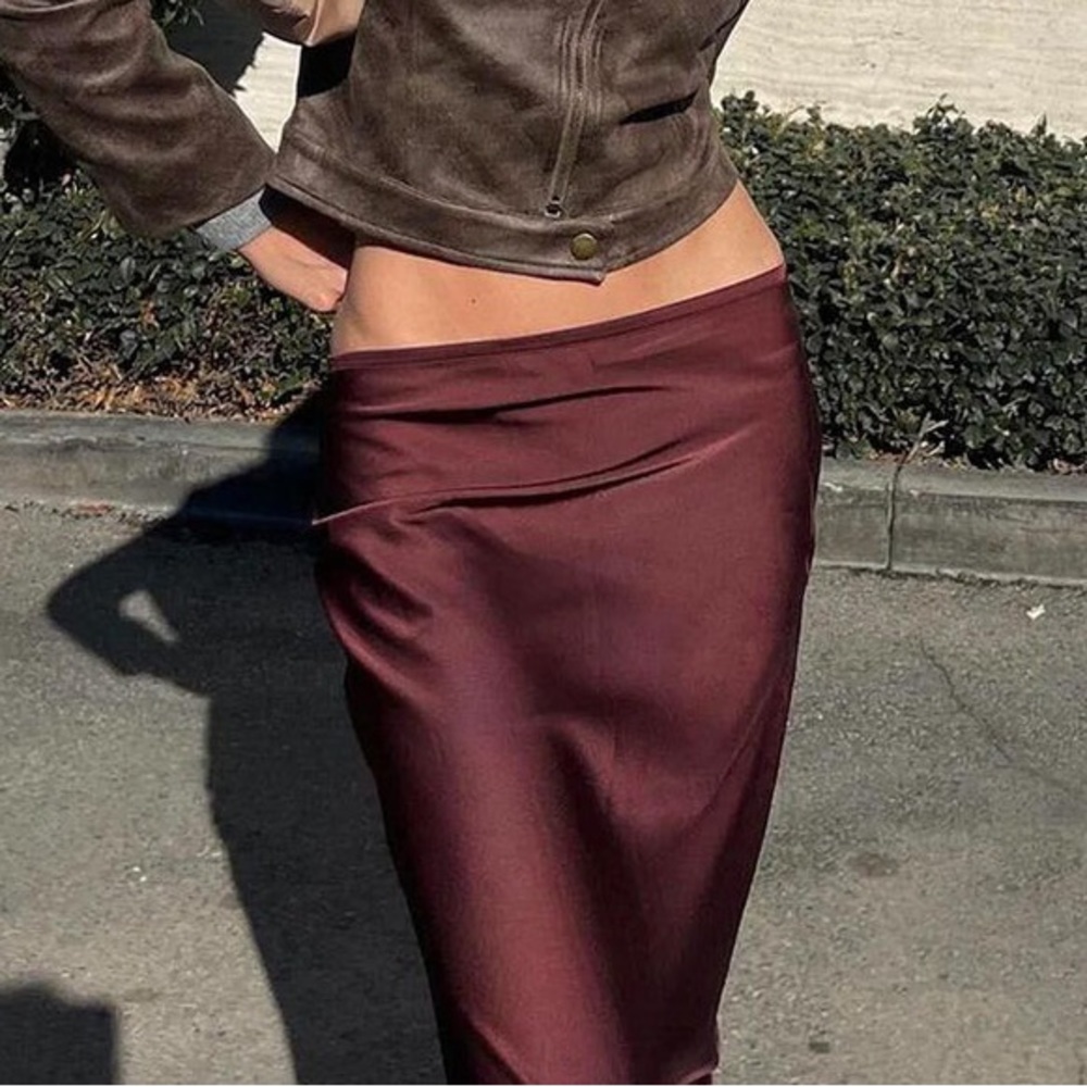 Jones’s brown maxi skirt as seen on Elsa hosk